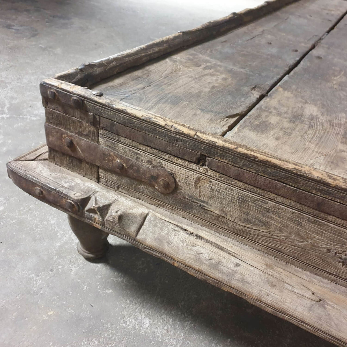 Ulme Couchtisch im Landhausstil – robust und extragroß H030
