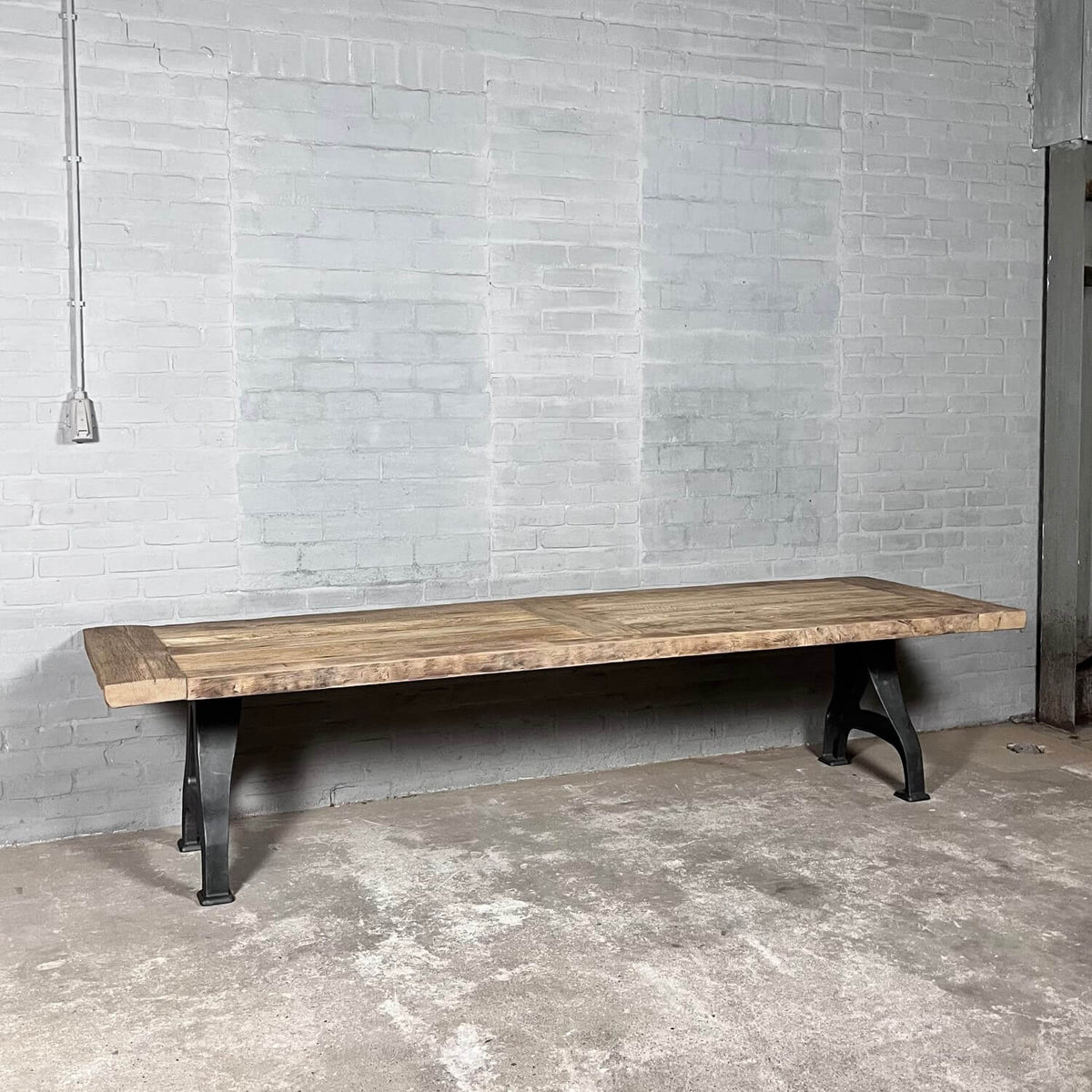 Langer Eiche Esstisch Industriedesign – Gusseisen Tischbeine – IND747