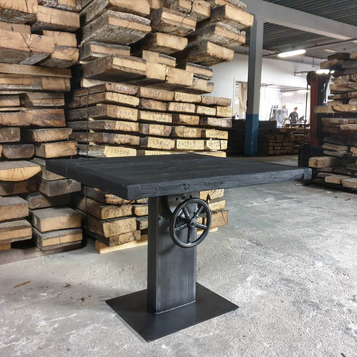 Industrie Design Bistrotisch höhenverstellbar – Verkohlte Altholz Eiche Tischplatte – IND782