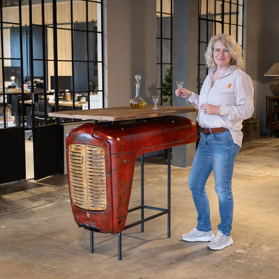Industriële bartafel met oud eikenhout en vintage tractor motorkap
