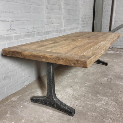Industriedesign Eiche Esstisch mit Gusseisen Tischgestell – DT37