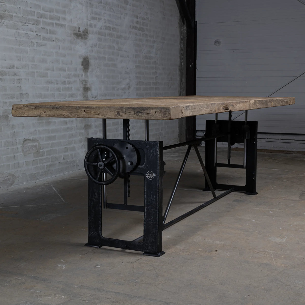 Industriële eettafel van eikenhout in hoogte verstelbaar naar bartafel of bureau