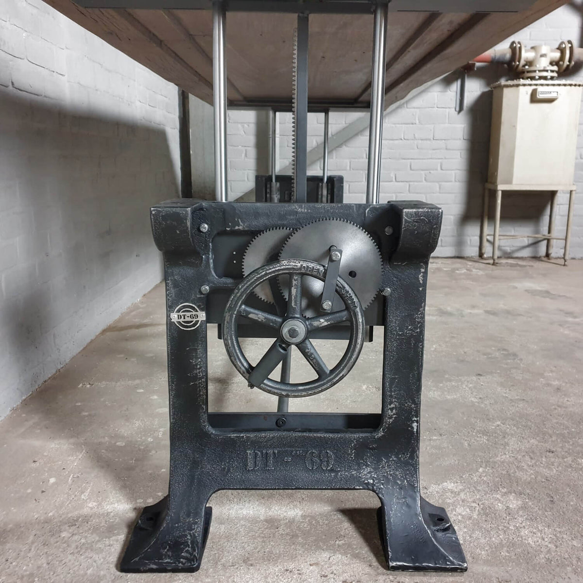 Esstisch industriell – Tischplatte aus alter Eiche – höhenverstellbar – LIM26