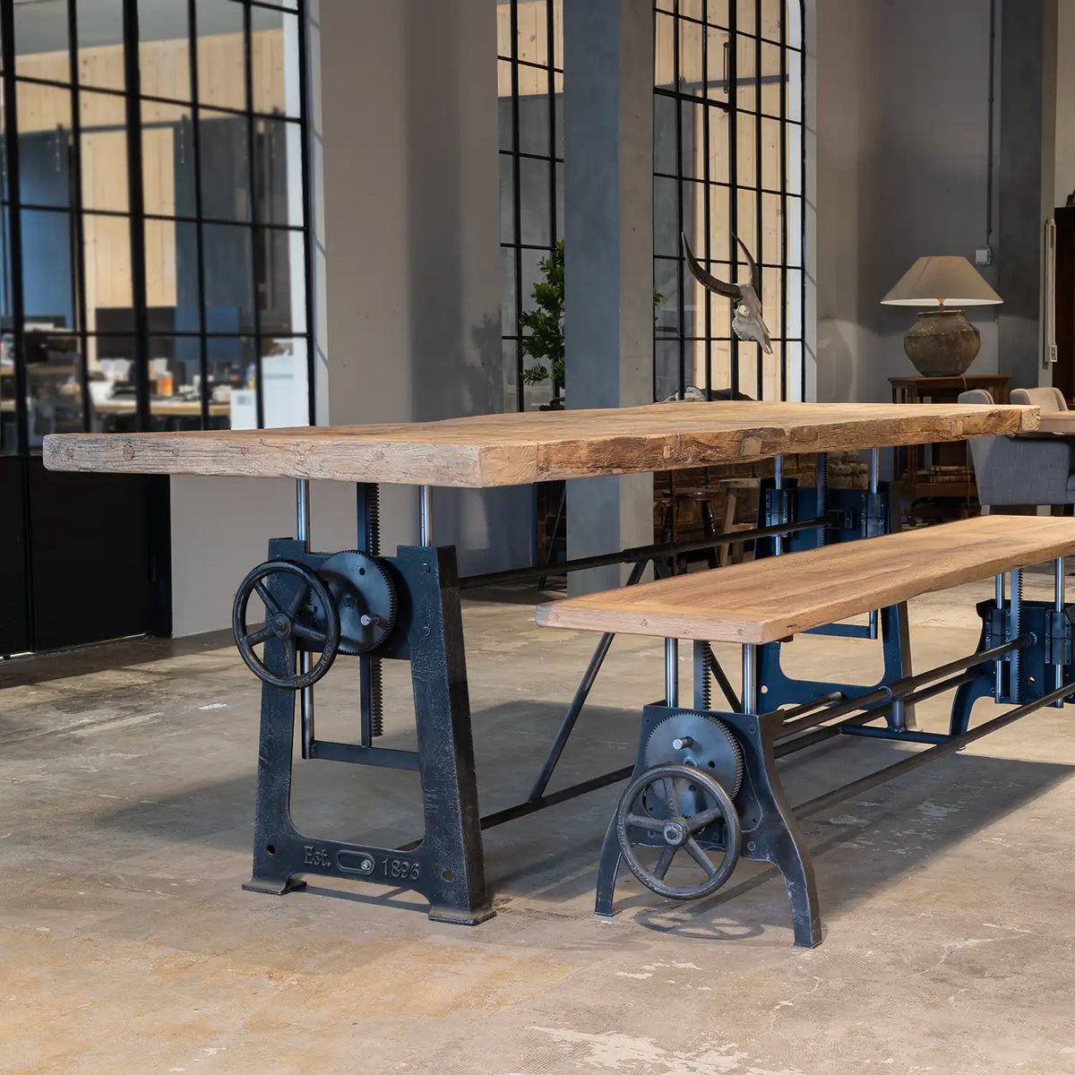 Industriële in hoogte verstelbare eettafel met eikenhouten tafelblad, geheel op maat gemaakt.