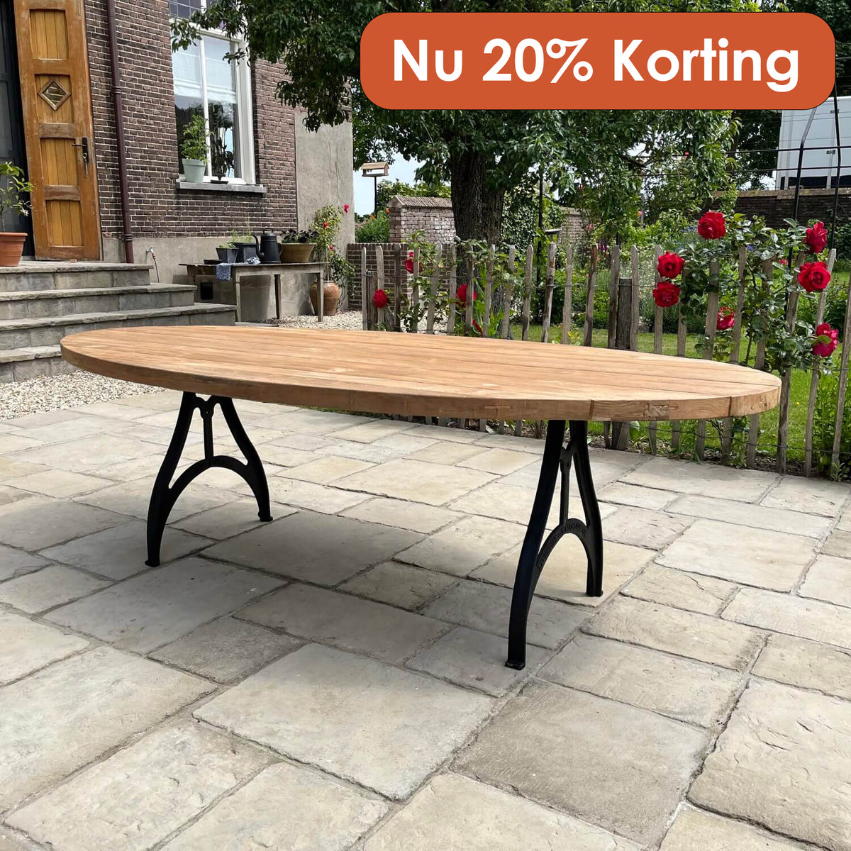 Ovale teakhouten tuintafel met dunne gietijzeren tafelpoten