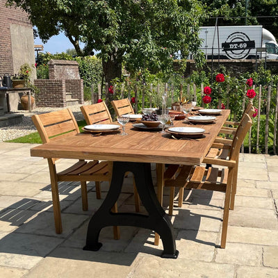 Tuintafel met industrieel uiterlijk door gietijzeren poten en teak tafelblad