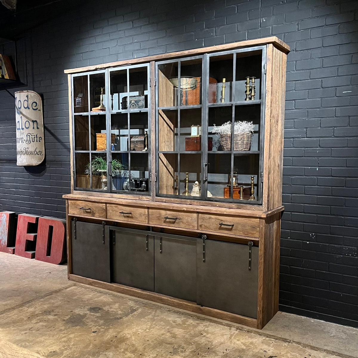 Industrielle Buffetschrank aus Alteiche und Stahltüren – K001