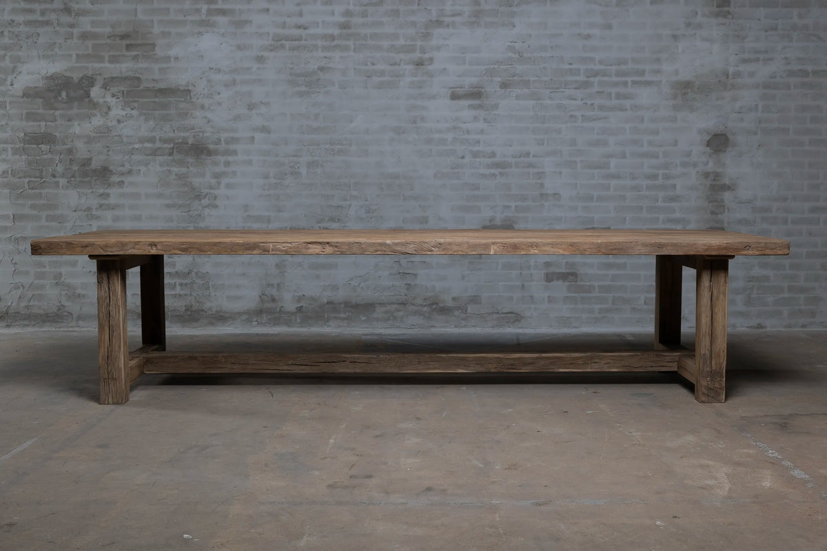 Zijaanzicht van Z027-M Ulm kloostertafel van massief eikenhout