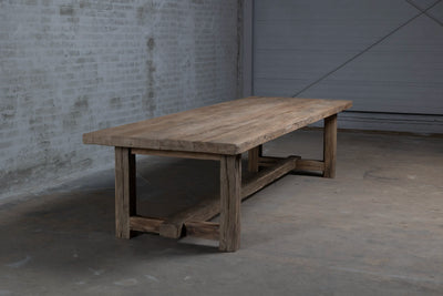 schuin vooraanzicht van de Z027-M Ulm kloostertafel van massief oud eikenhout