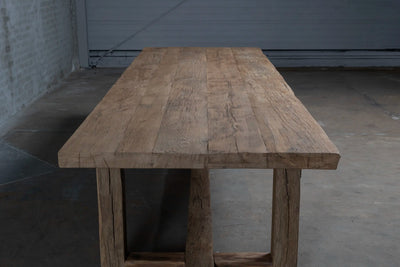 closeup van tafelblad van de Z027-M Ulm kloostertafel van massief oud eikenhout