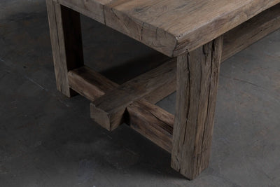 closeup van tafelpoten van de Z027-M Ulm kloostertafel van massief oud eikenhout