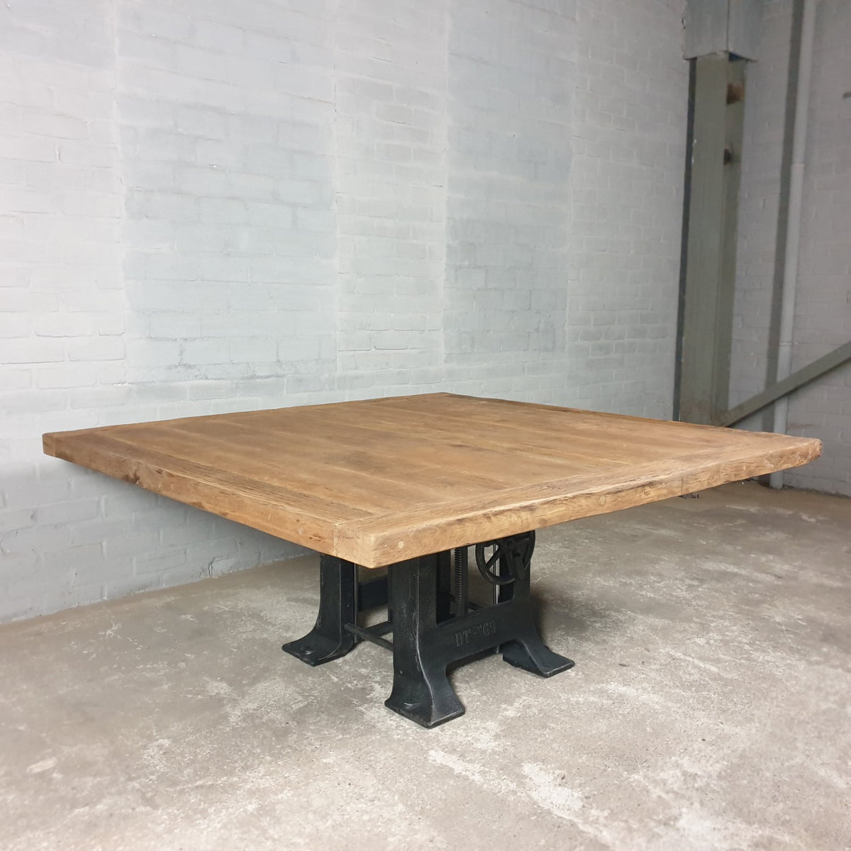 Quadratischer Esstisch mit Eichenplatte und Metallbeinen – höhenverstellbar – LIM27