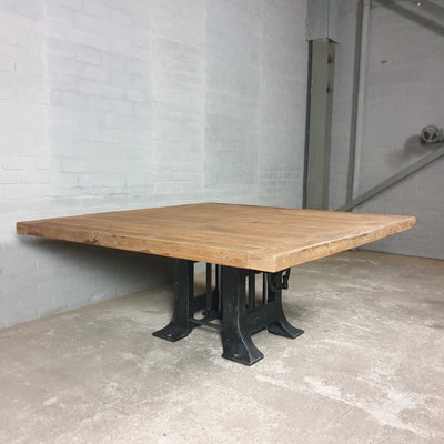 Quadratischer Esstisch mit Eichenplatte und Metallbeinen – höhenverstellbar – LIM27