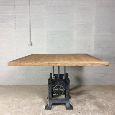 Quadratischer Esstisch mit Eichenplatte und Metallbeinen – höhenverstellbar – LIM27