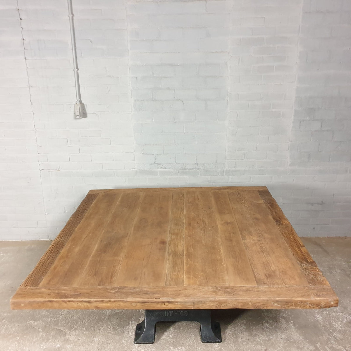 Quadratischer Esstisch mit Eichenplatte und Metallbeinen – höhenverstellbar – LIM27