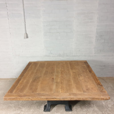 Quadratischer Esstisch mit Eichenplatte und Metallbeinen – höhenverstellbar – LIM27