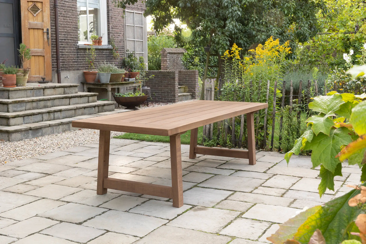 Landelijke kloostertafel voor buiten T22 gemaakt van Fraké hout