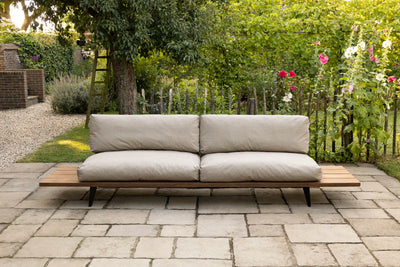 Moderne Gartenbank aus Holz mit Eisenuntergestell – TB01