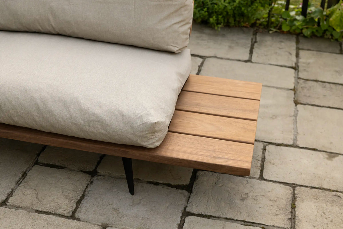 Moderne Gartenbank aus Holz mit Eisenuntergestell – TB01