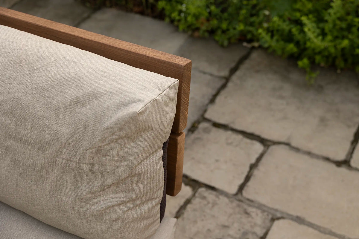 Moderne Gartenbank aus Holz mit Eisenuntergestell – TB01