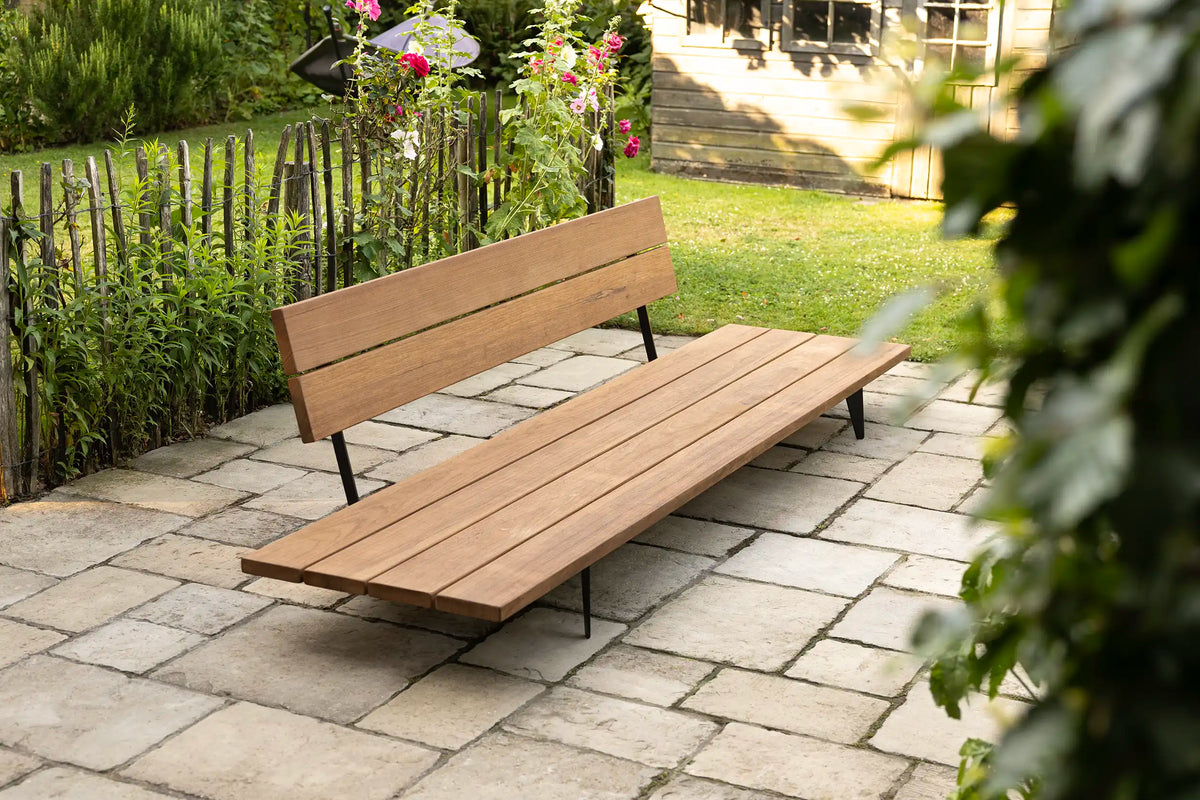 Moderne Gartenbank aus Holz mit Eisenuntergestell – TB01
