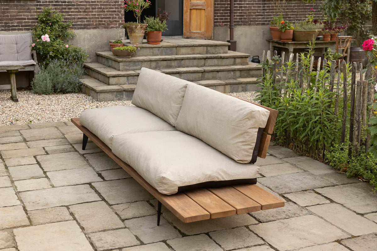 Moderne Gartenbank aus Holz mit Eisenuntergestell – TB01
