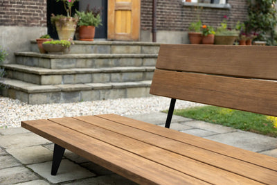 Moderne Gartenbank aus Holz mit Eisenuntergestell – TB01