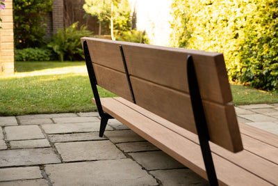 Moderne Gartenbank aus Holz mit Eisenuntergestell – TB01