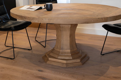 Closeup tafelpoot van Orléans ronde eettafel in stijlvolle woonkamer - Eettafel op maat verkrijgbaar
