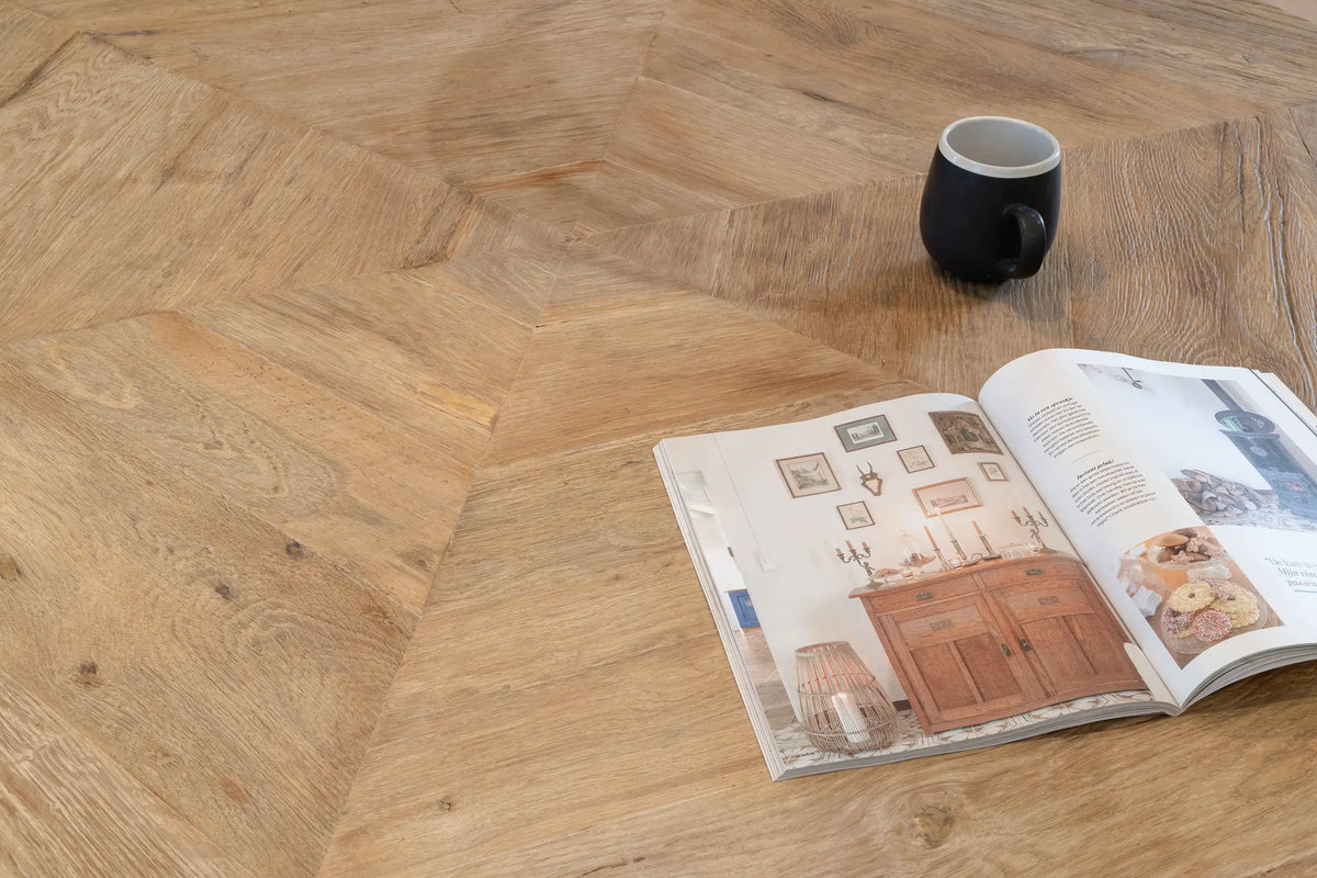 Closeup tafelblad van Orléans ronde eettafel in stijlvolle woonkamer - Eettafel op maat verkrijgbaar