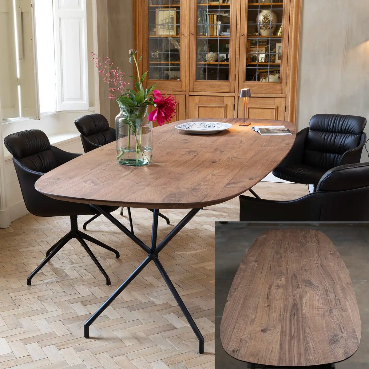 Deens ovale eettafel van notenhout op voorraad