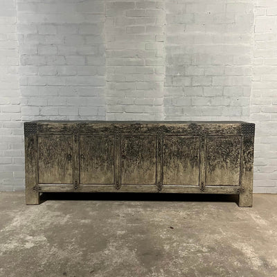 Groot Chinees dressoir met robuuste uitstraling