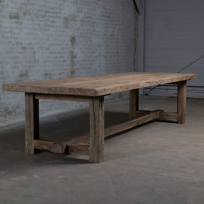 Header foto van de robuuste "Ulm" kloostertafel die gemaakt wordt van massief oud eikenhouut