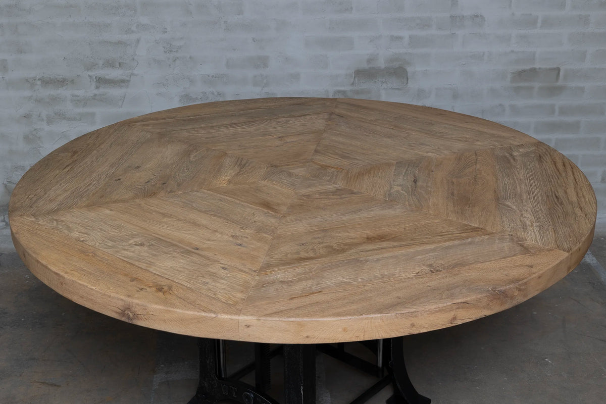 Bovenaanzicht rond eiken tafelblad van de DT24 in hoogte verstelbare eettafel