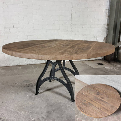 Ronde eettafel van eikenhout en gietijzeren poten