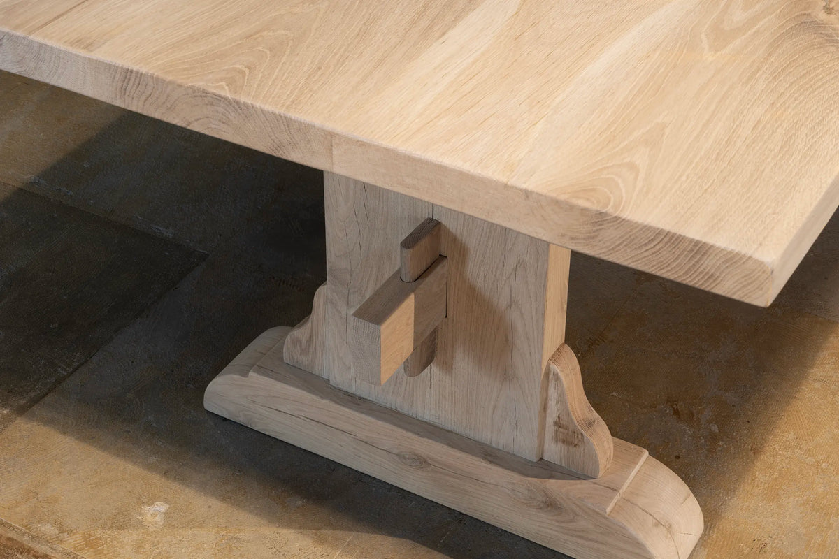 Closeup van kasteetlafel tafelpoot met houten verbinding.