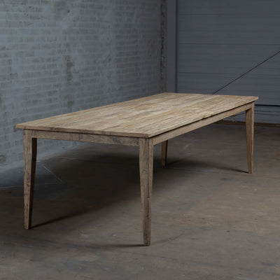 Landelijke franse eettafel van oud eikenhout