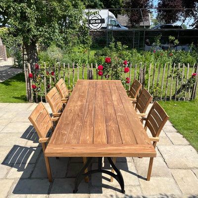 Industrie Design Gartentisch mit Tischbeine aus Gusseisen und Tischplatte aus Teakholz – T09