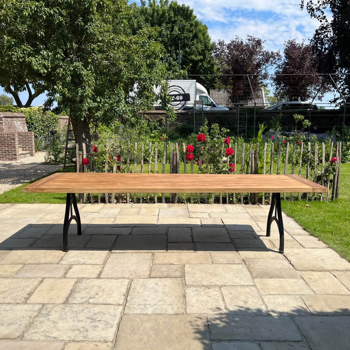 Industrie Design Gartentisch mit Tischbeine aus Gusseisen und Tischplatte aus Teakholz – T09