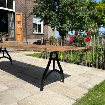 Industrie Design Gartentisch mit Tischbeine aus Gusseisen und Tischplatte aus Teakholz – T09