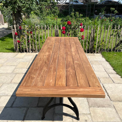 Industrie Design Gartentisch mit Tischbeine aus Gusseisen und Tischplatte aus Teakholz – T09
