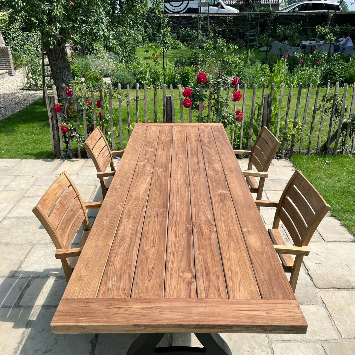 Industrie Design Gartentisch mit Tischbeine aus Gusseisen und Tischplatte aus Teakholz – T12