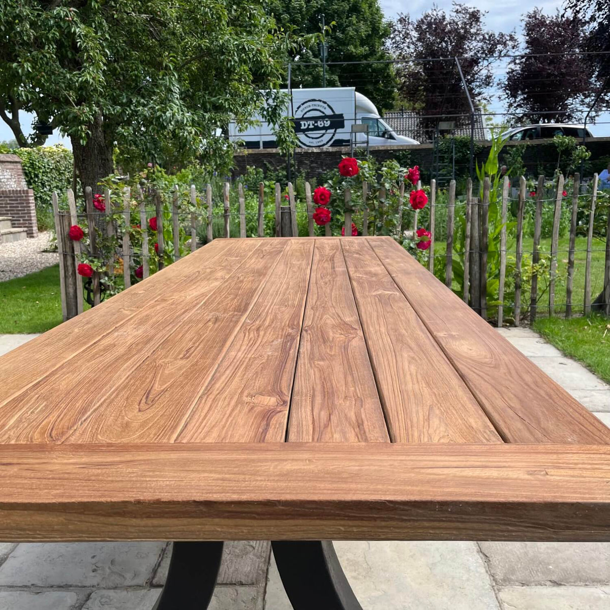 Industrie Design Gartentisch mit Tischbeine aus Gusseisen und Tischplatte aus Teakholz – T12