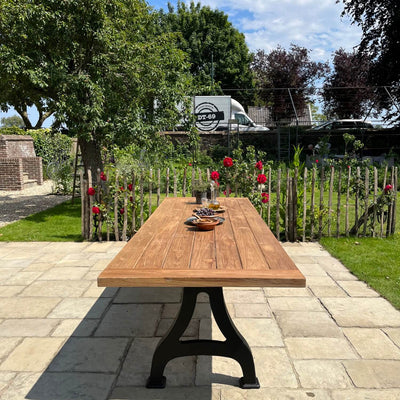 Industrie Design Gartentisch mit Tischbeine aus Gusseisen und Tischplatte aus Teakholz – T12