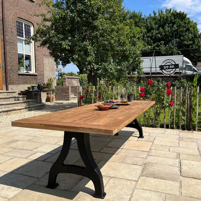 Industrie Design Gartentisch mit Tischbeine aus Gusseisen und Tischplatte aus Teakholz – T12