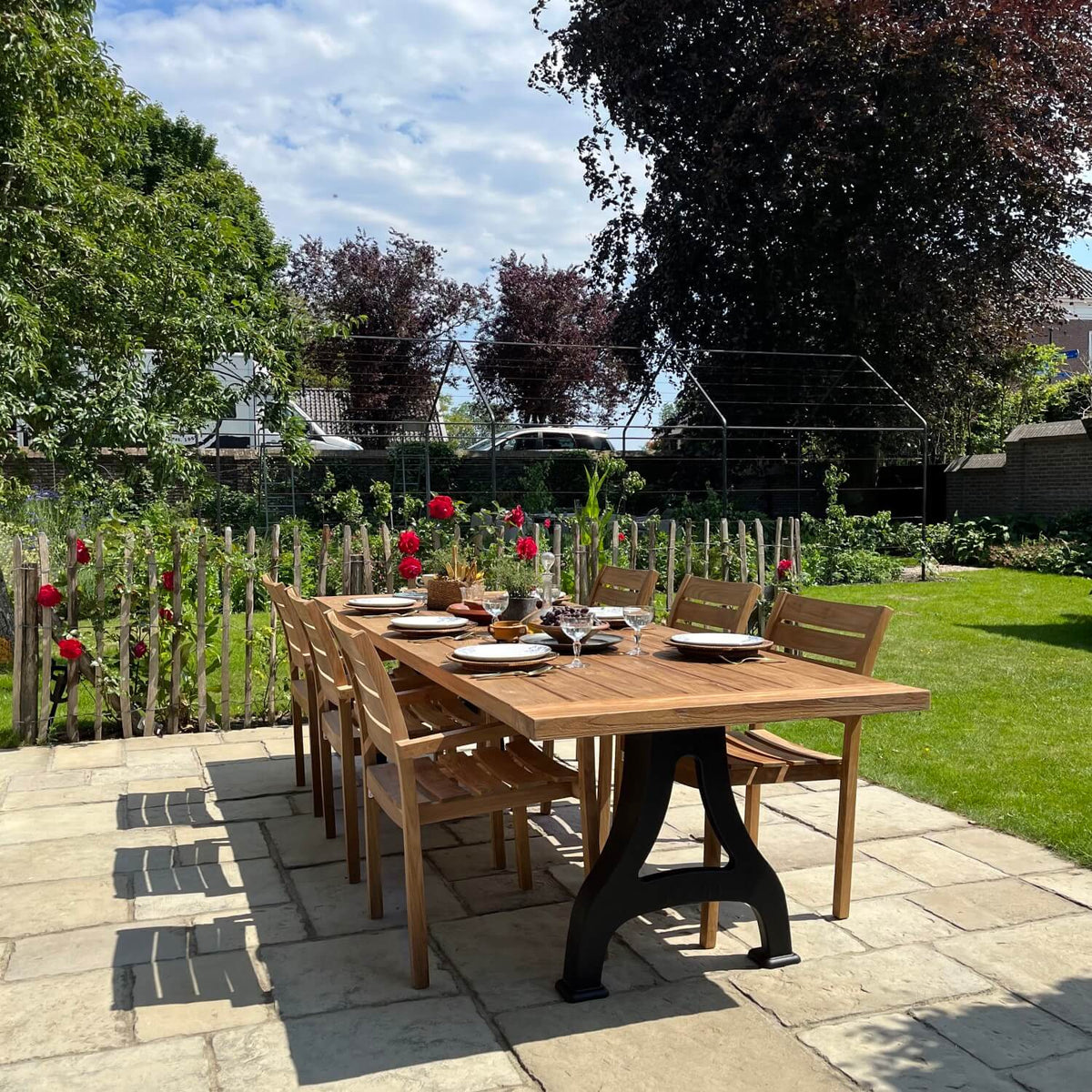 Industrie Design Gartentisch mit Tischbeine aus Gusseisen und Tischplatte aus Teakholz – T12
