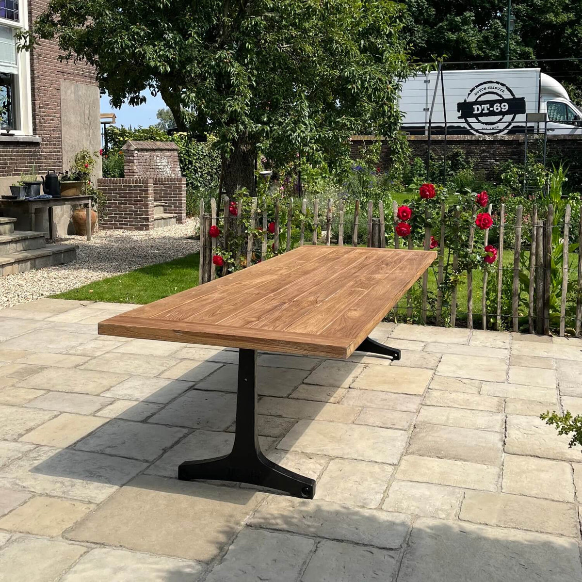 Teakholz Gartentisch – Tischbeine aus Gusseisen – Industrie design – T13