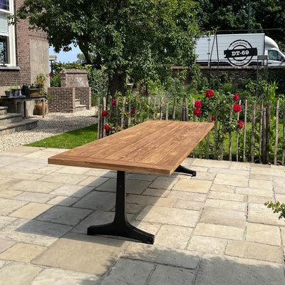Teakholz Gartentisch – Tischbeine aus Gusseisen – Industrie design – T13