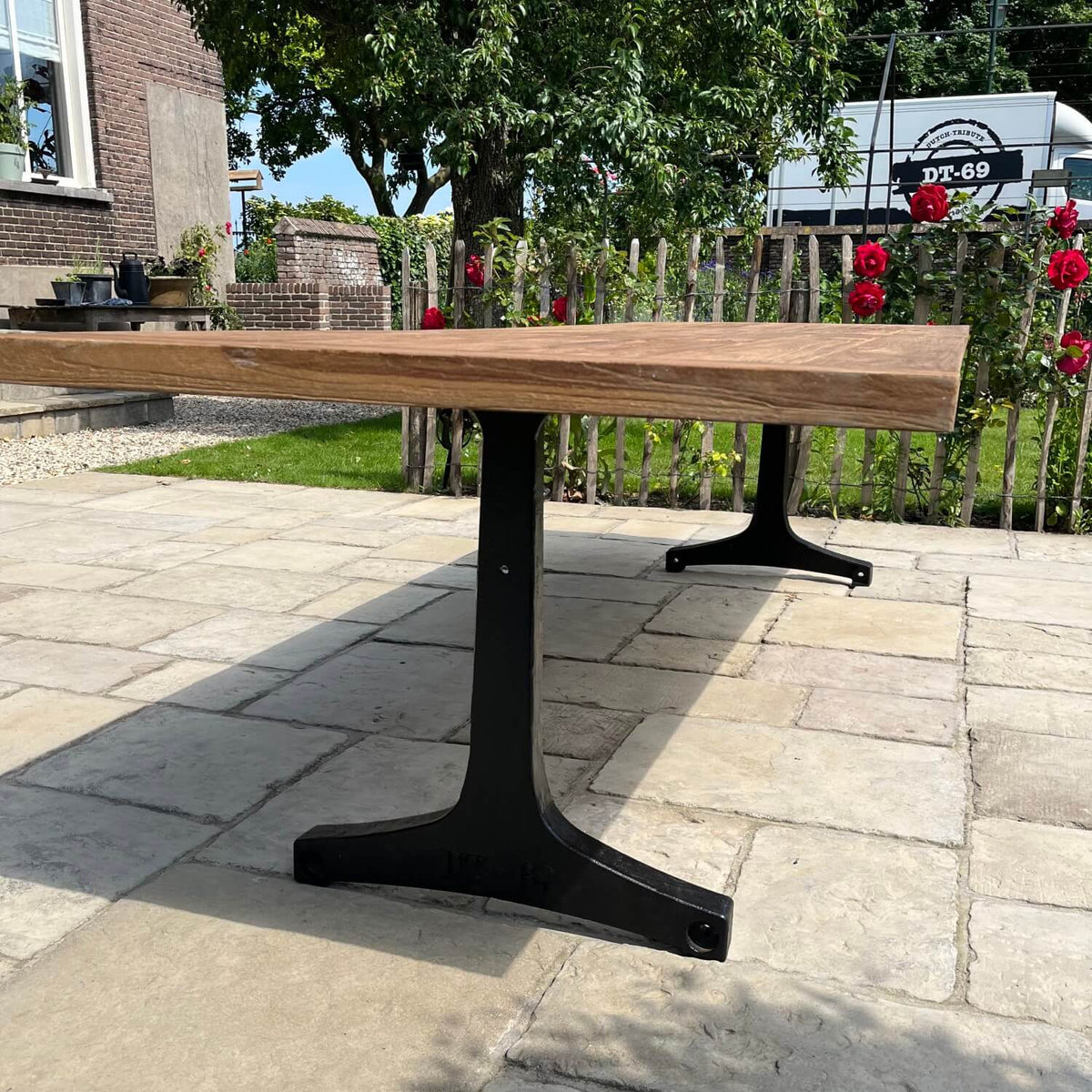 Teakholz Gartentisch – Tischbeine aus Gusseisen – Industrie design – T13