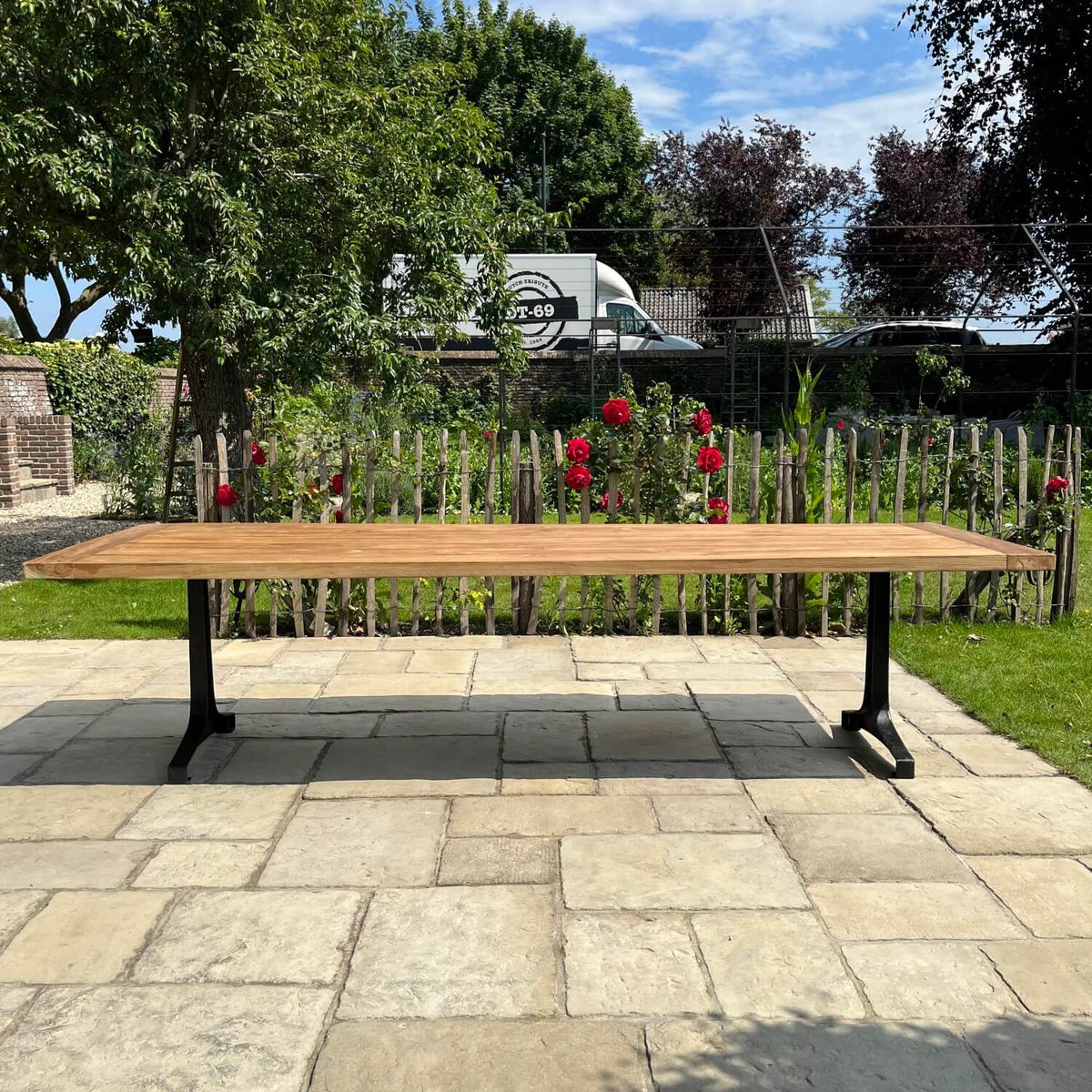 Teakholz Gartentisch – Tischbeine aus Gusseisen – Industrie design – T13